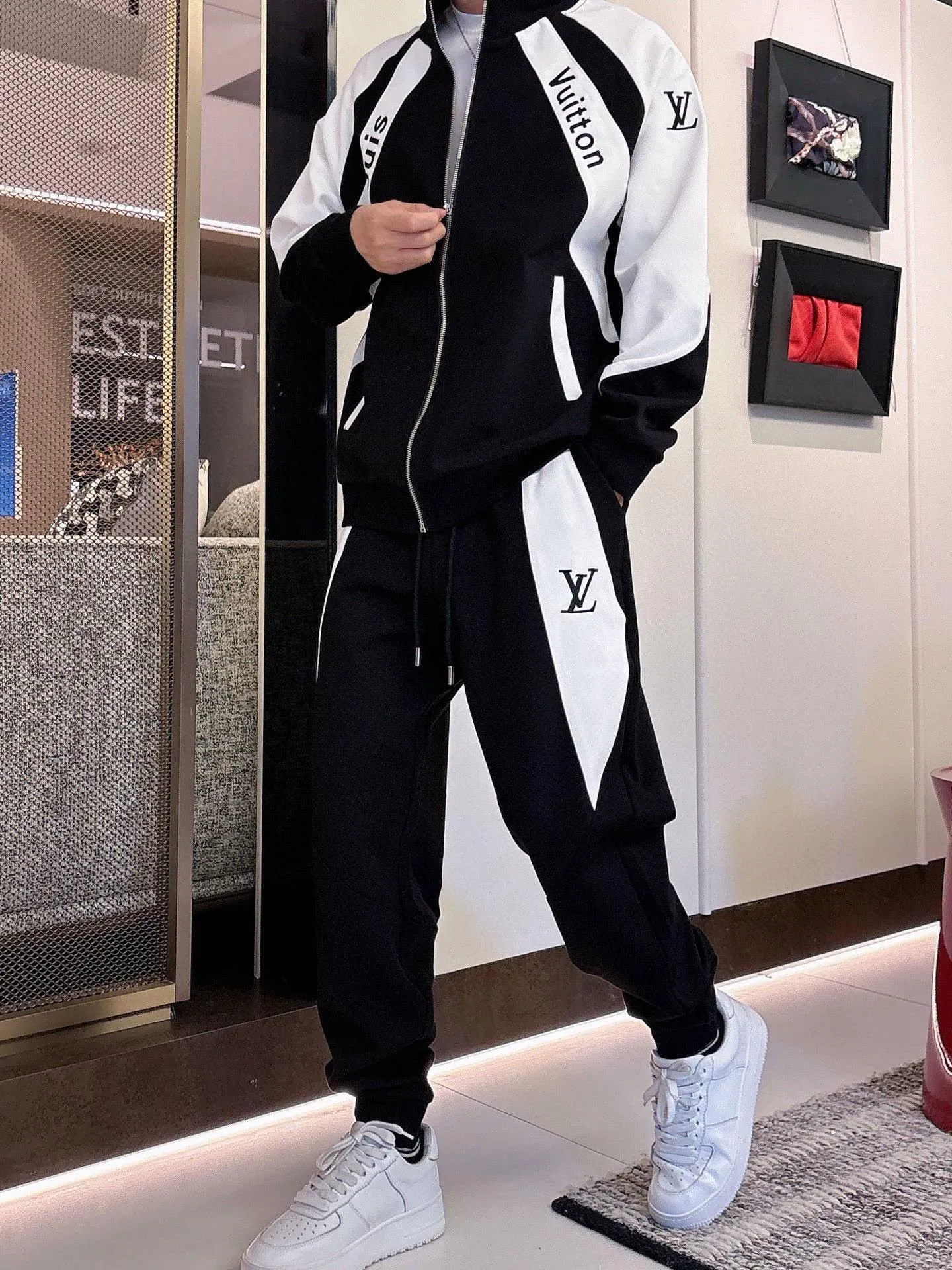 🅿️720 [LV Louis Vuitton] hot-selling suit is coming. Focus on the original version of the official website. 2025 new hot-selling cardigan and sweatshirt suit. The original order is the best. 🇭🇰The meticulous work of top designers. It has a fitting and perfect upper body effect. All-natural high-quality Tencel Roman cotton 100%, close-fitting comfort, noble and elegant! Original hardware embodies elegance and nobility! Counter size: M-3XL (maximum wear up to 190 pounds)